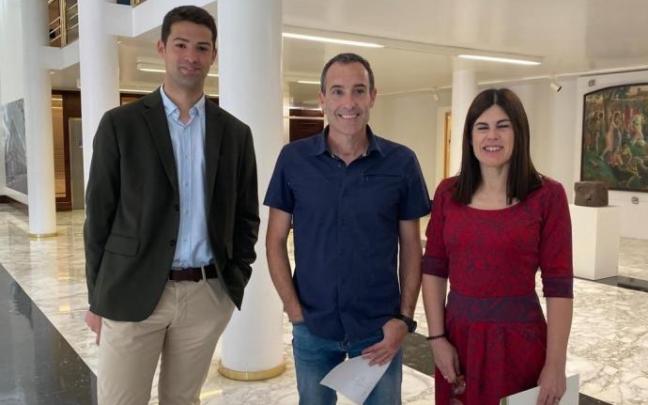 Los parlamentarios Joseba Díez (PNV), Julen Arzuaga (EH Bildu) y Miren Gorrotxategi (Elkarrekin Podemos).