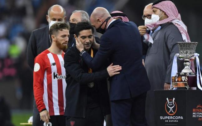 Luis Rubiales consuela a Marcelino García Toral.