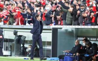 Marcelino celebra uno de los goles a la Real.