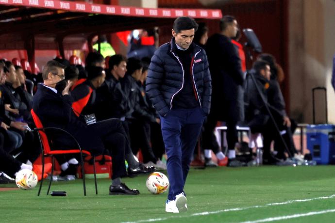 Marcelino García Toral, cabizbajo durante el partido contra el Mallorca.