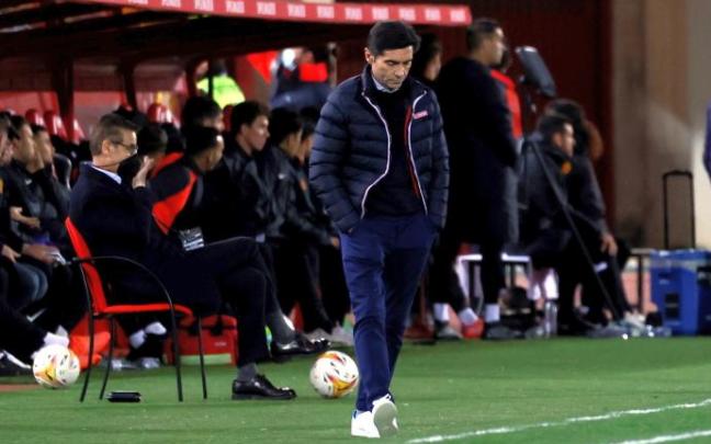 Marcelino García Toral, cabizbajo durante el partido contra el Mallorca.