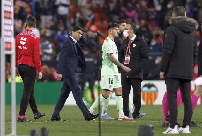 Marcelino García Toral se retira cariacontecido del césped de Mestalla tras perder la semifinal