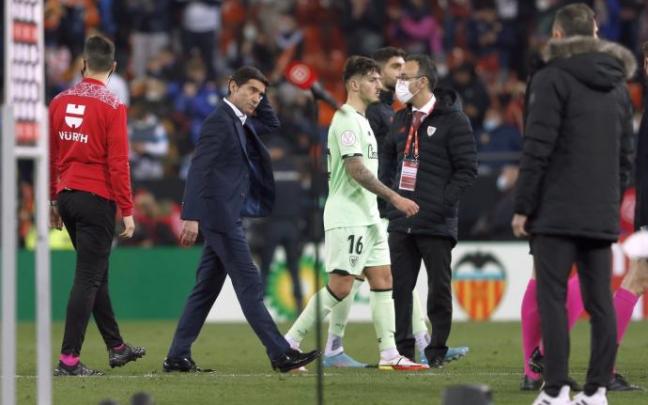 Marcelino García Toral se retira cariacontecido del césped de Mestalla tras perder la semifinal