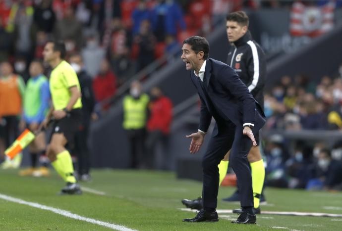 Marcelino da instrucciones a sus jugadores en el encuentro ante el Betis.