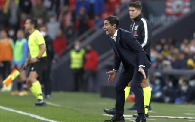 Marcelino da instrucciones a sus jugadores en el encuentro ante el Betis.