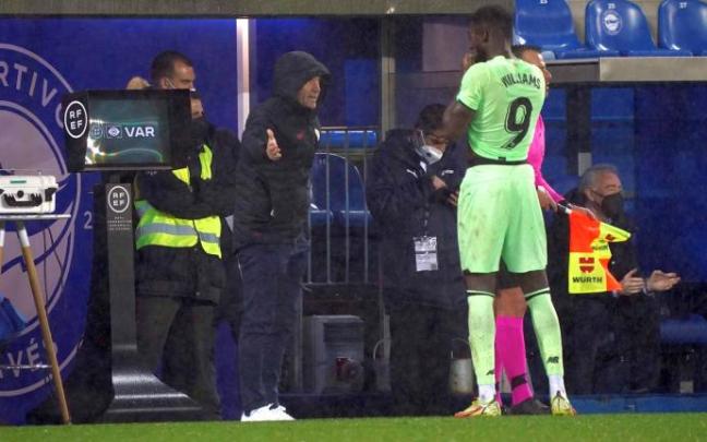 Marcelino García Toral da instrucciones a Iñaki Williams en un momento del derbi.