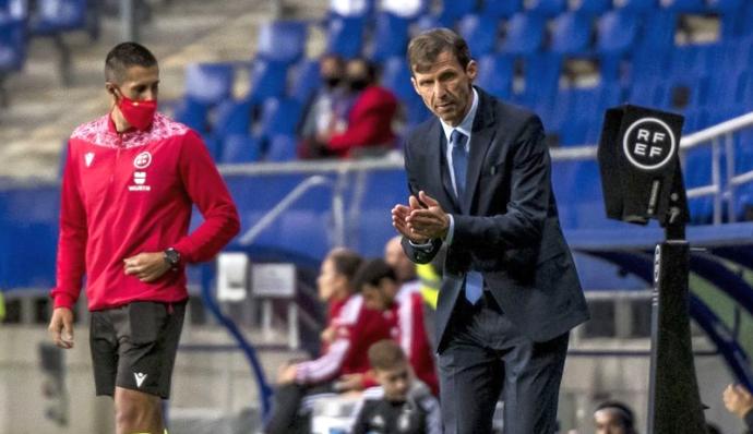 Ziganda anima a sus jugadores en el Carlos Tartiere.