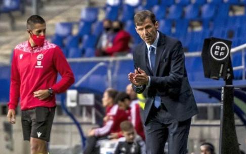 Ziganda anima a sus jugadores en el Carlos Tartiere. Ziganda anima a sus jugadores en el Carlos Tartiere.