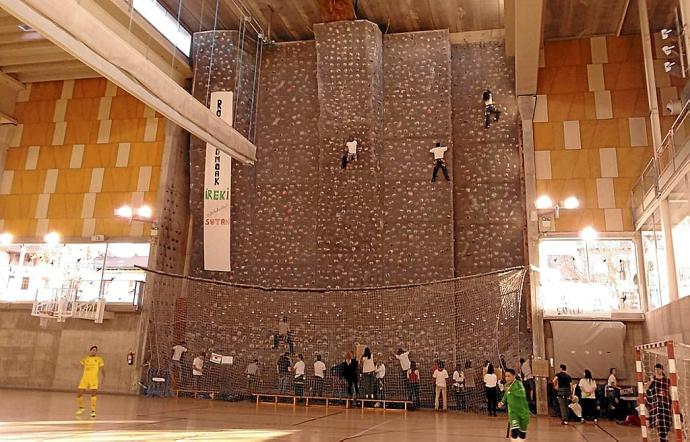 Acto de protesta del colectivo de monitores de los rocódromos desarrollado en la instalación del centro cívico Hegoalde. Foto: DNA