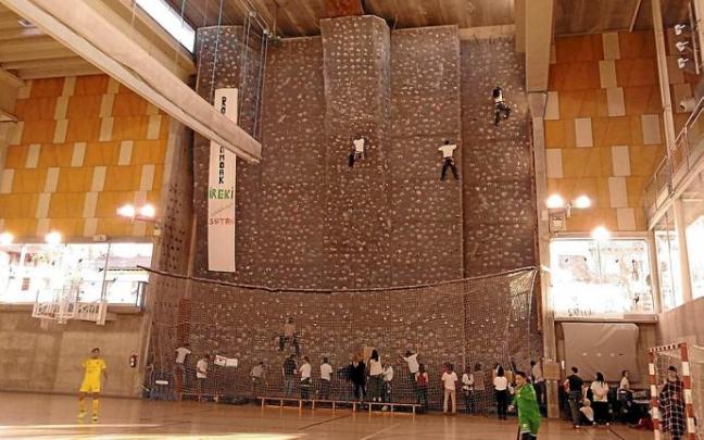 Acto de protesta del colectivo de monitores de los rocódromos desarrollado en la instalación del centro cívico Hegoalde. Foto: DNA Acto de protesta del colectivo de monitores de los rocódromos desarrollado en la instalación del centro cívico Hegoalde. Foto: DNA
