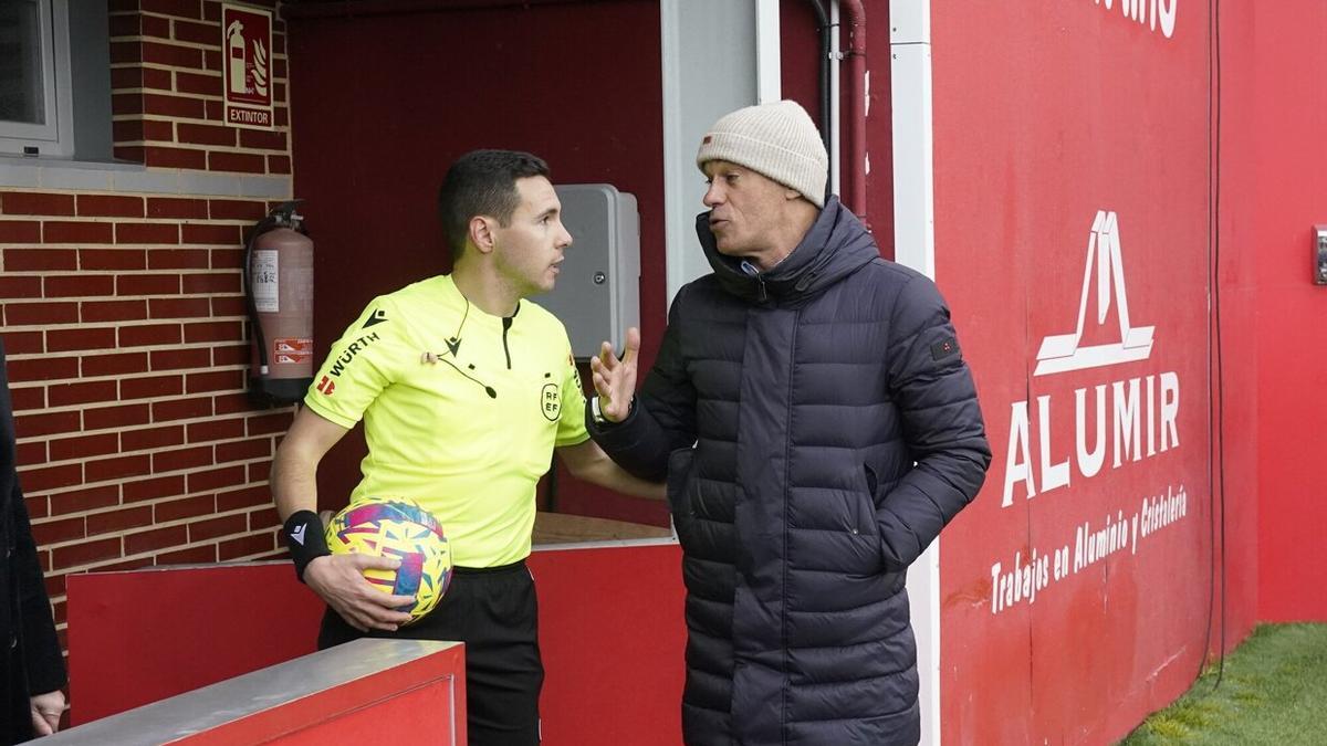 Luis García charla con el árbitro en un momento del partido entre el Mirandés y Alavés en Anduva