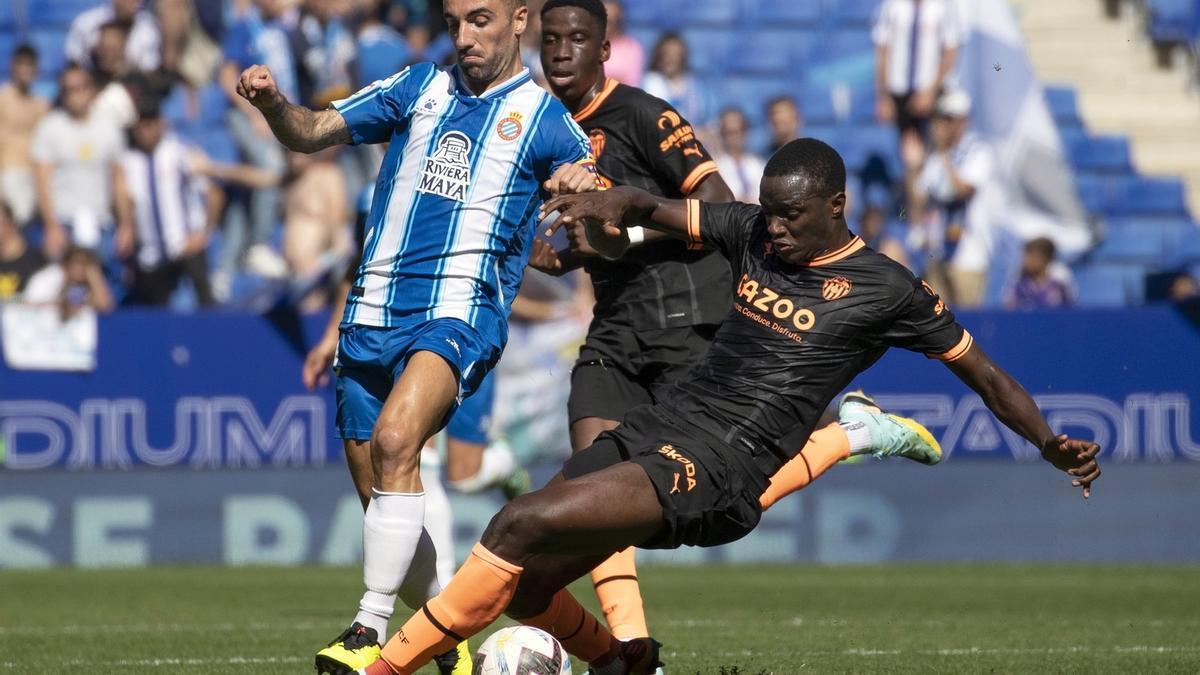 Darder recibe le entrada de un jugador del Valencia