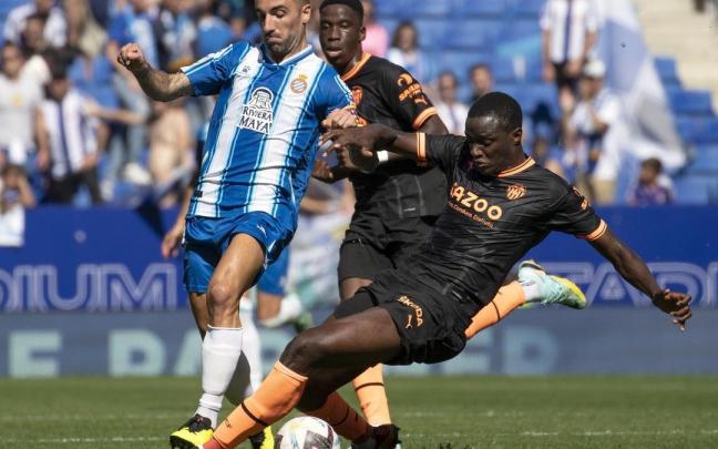 Darder recibe le entrada de un jugador del Valencia