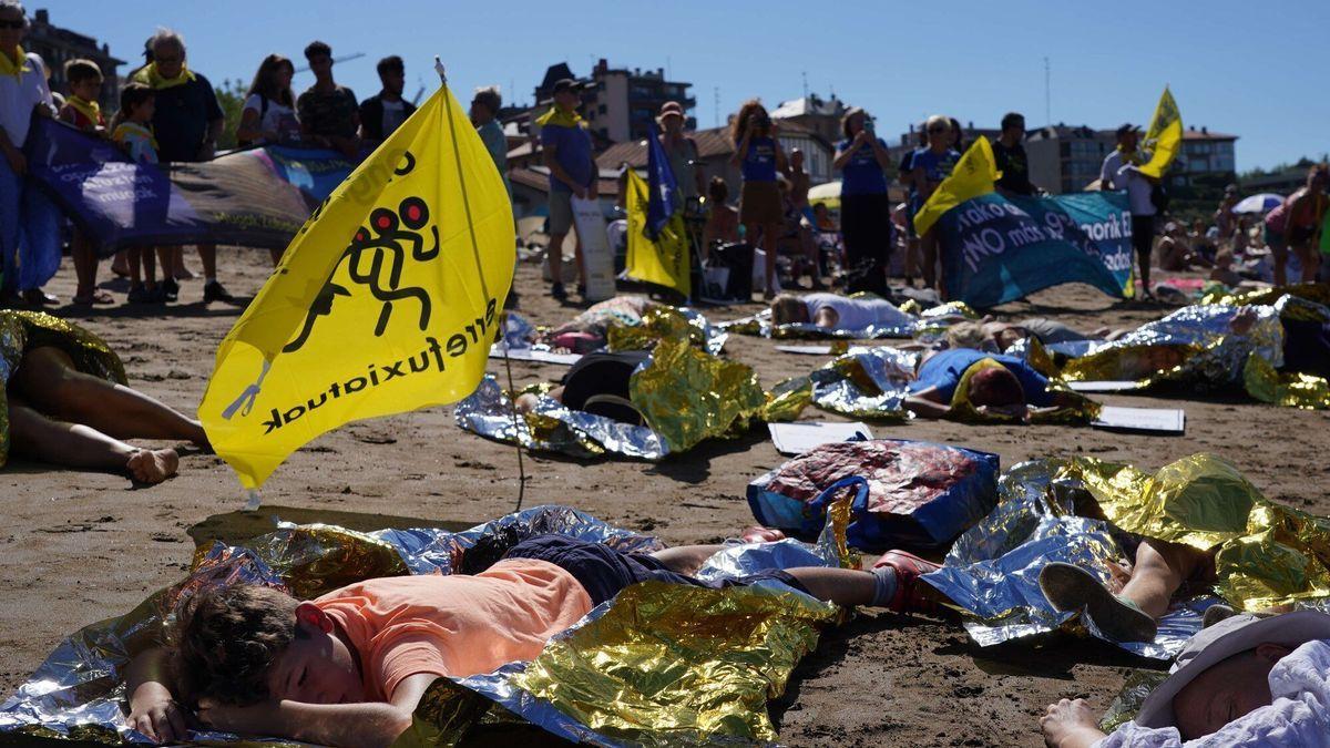 Ongi Etorri Errefuxiatuak protesta contra la política migratoria en la playa de Ereaga.