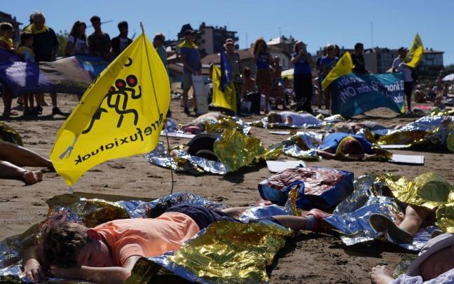 Ongi Etorri Errefuxiatuak protesta contra la política migratoria en la playa de Ereaga. Ongi Etorri Errefuxiatuak protesta contra la política migratoria en la playa de Ereaga.