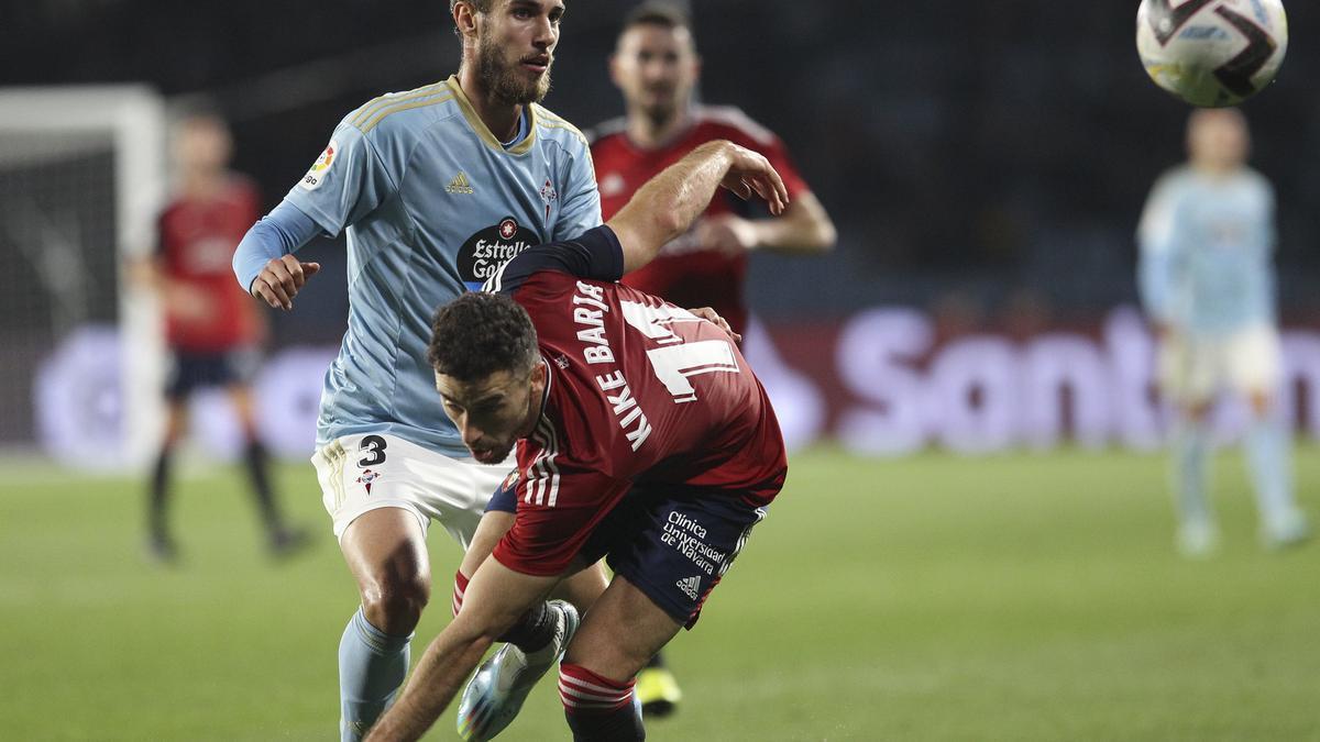 El defensa del Celta Óscar Mingueza (i) disputa el balón ante el centrocampista de Osasuna Kike Barja (d)