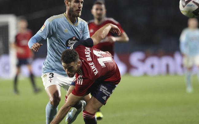 El defensa del Celta Óscar Mingueza (i) disputa el balón ante el centrocampista de Osasuna Kike Barja (d)