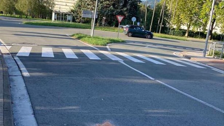 El lugar en el que la joven ha sido atropellada esta tarde, junto a la Policlínica, a donde acudía a trabajar.