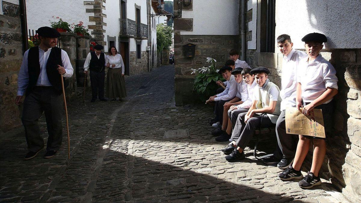 A la izquierda, la familia Rupérez que observa la juventud, que se encuentran sentados al sol.