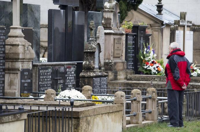 Visitante, en una de las calles con panteones del cementerio de Pamplona