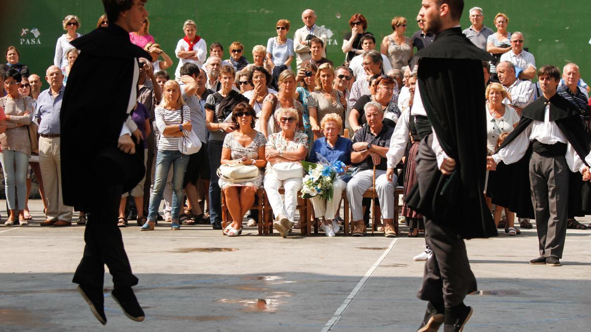 Dantzaris de Goizaldi en la plaza de la Trinidad