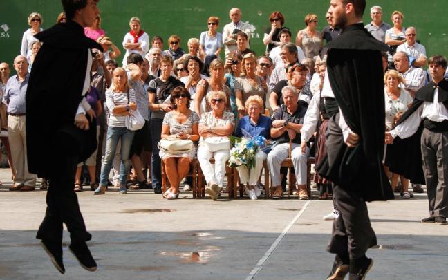 Dantzaris de Goizaldi en la plaza de la Trinidad