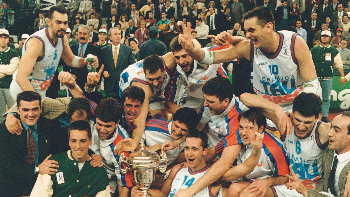 Los jugadores del Baskonia celebran el título de Copa logrado en 1995