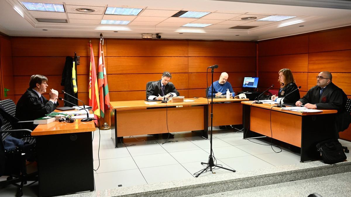 Los abogados de las partes, la fiscal y el juez antes de pedir a los asistentes el abandono de la sala