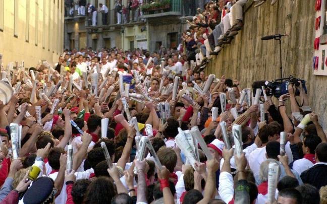 Cientos de mozos cantan a San Fermín en los momentos previos a un encierro. Cientos de mozos cantan a San Fermín en los momentos previos a un encierro.
