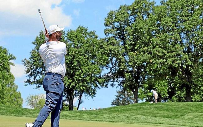 Jon Rahm juega ayer desde una de las calles del Wilmington Country Club. | FOTO: AFP