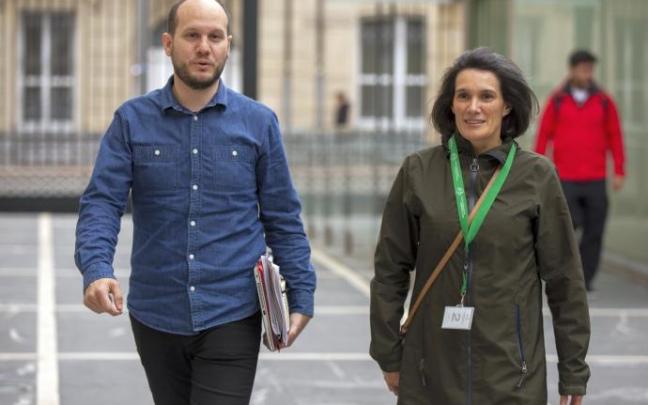 Oihana Goiriena, pareja de Pablo González, junto al parlamentario de IU Iñigo Martínez. Oihana Goiriena, pareja de Pablo González, junto al parlamentario de IU Iñigo Martínez.