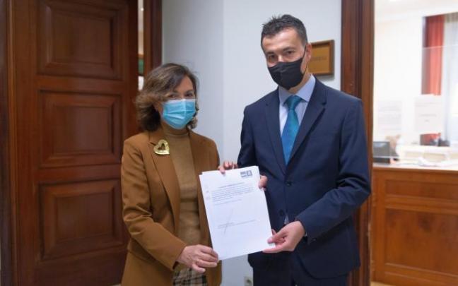 Carmen Calvo y el portavoz del Grupo Socialista, Héctor Gómez, muestran su iniciativa.