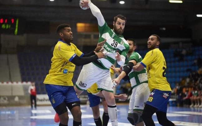 Del Arco, ante el Bidasoa, partido en el anotó 12 goles.