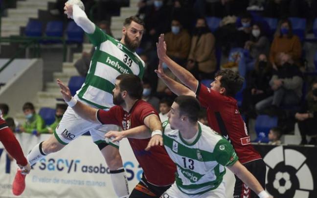 Del Arco se eleva para lanzar ante el Granollers, mientras Aitor García incordia a la defensa.