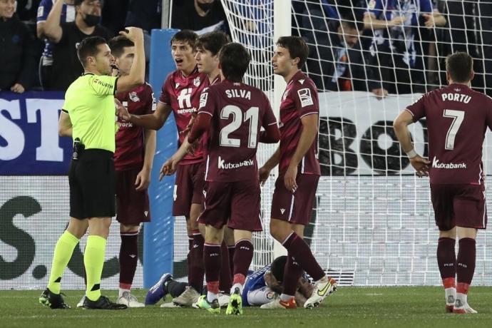 Del Cerro Grande, protestado por los jugadores de la Real tras decretar penalti a favor del Alavés en Mendizorrotza.