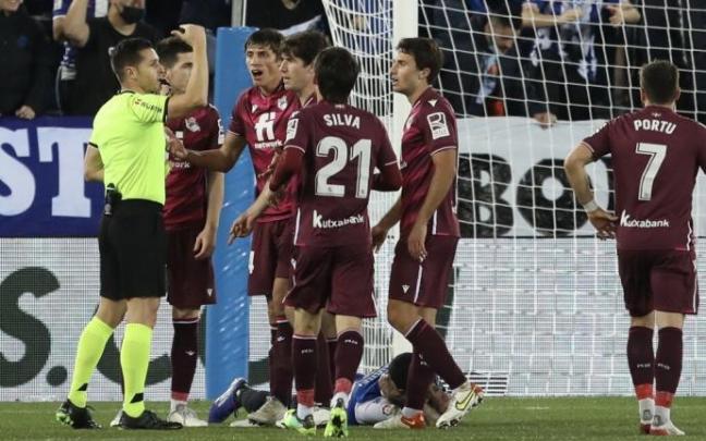 Del Cerro Grande, protestado por los jugadores de la Real tras decretar penalti a favor del Alavés en Mendizorrotza.