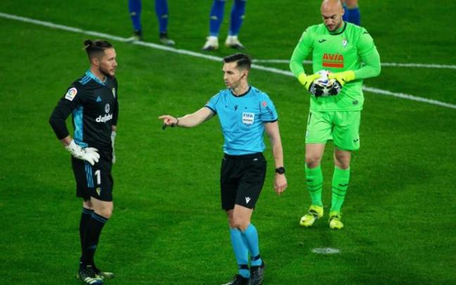 Carlos Del Cerro Grande, durante el Cádiz-Eibar de la presente temporada.