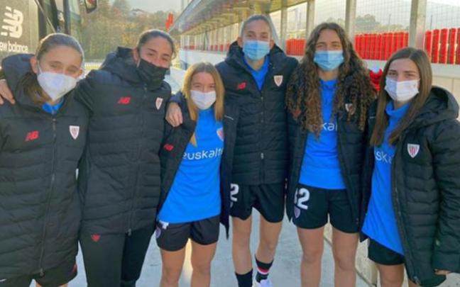 Sara Ortega, en el centro de la imagen, antes de viajar con el primer equipo en la Copa.