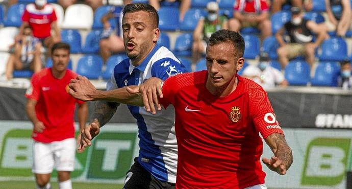 Joselu pugna con un jugador del Mallorca en el partido de la segunda jornada. Foto: Josu Chavarri