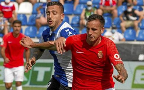 Joselu pugna con un jugador del Mallorca en el partido de la segunda jornada. Foto: Josu Chavarri