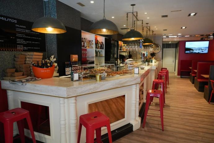 Interior del renovado bar El Valle, de nuevo abierto en la calle Gorbea