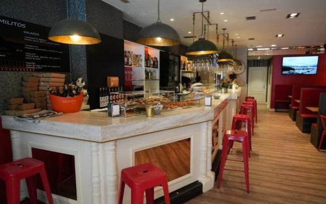 Interior del renovado bar El Valle, de nuevo abierto en la calle Gorbea