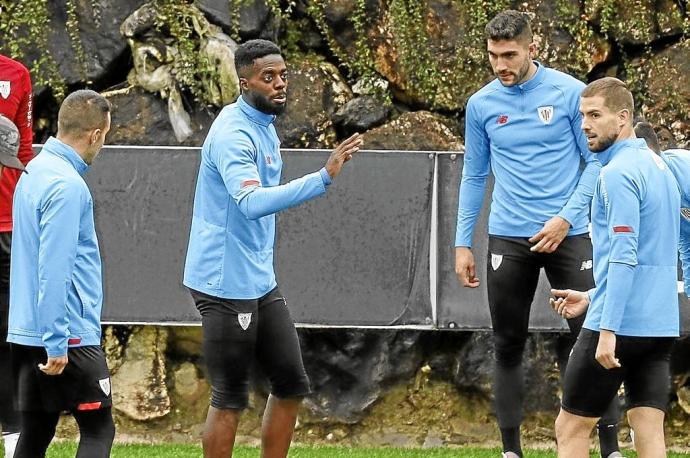 Iñaki Williams charla con sus compañeros durante el entrenamiento celebrado ayer en Lezama. Foto: Borja Guerrero