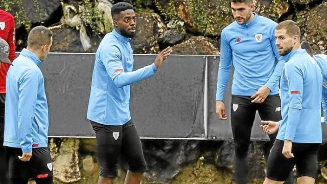 Iñaki Williams charla con sus compañeros durante el entrenamiento celebrado ayer en Lezama. Foto: Borja Guerrero Iñaki Williams charla con sus compañeros durante el entrenamiento celebrado ayer en Lezama. Foto: Borja Guerrero