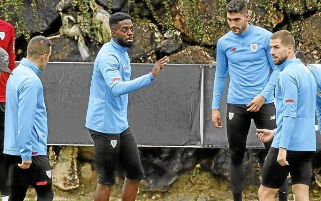 Iñaki Williams charla con sus compañeros durante el entrenamiento celebrado ayer en Lezama. Foto: Borja Guerrero