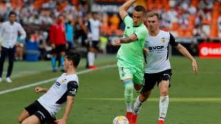 Alex Berenguer intenta progresar en el choque de Mestalla ante los valencianistas Hugo Guillamón y Lato. Alex Berenguer intenta progresar en el choque de Mestalla ante los valencianistas Hugo Guillamón y Lato.