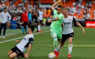 Alex Berenguer intenta progresar en el choque de Mestalla ante los valencianistas Hugo Guillamón y Lato. Alex Berenguer intenta progresar en el choque de Mestalla ante los valencianistas Hugo Guillamón y Lato.