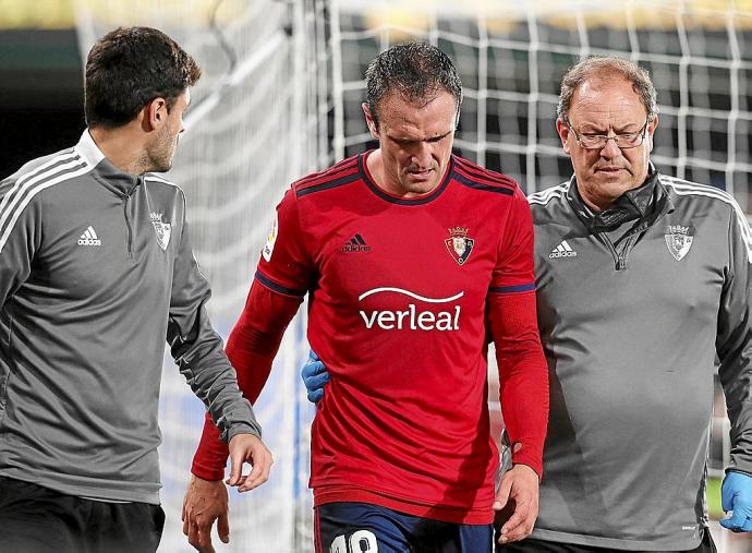 Kike García abandona el terreno de juego de La Cerámica con gesto contrariado tras lastimarse el tobillo derecho.