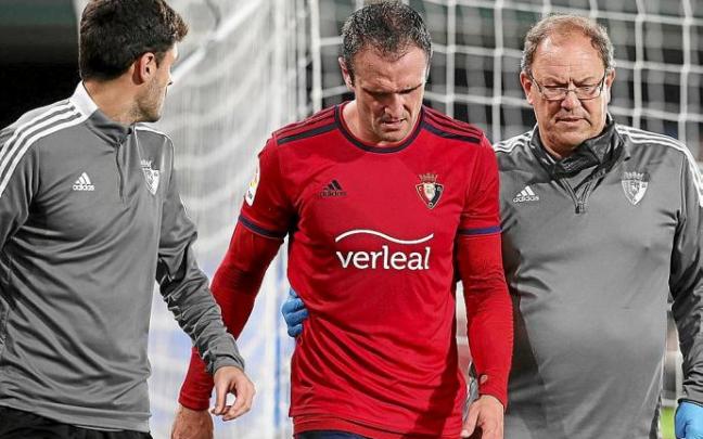 Kike García abandona el terreno de juego de La Cerámica con gesto contrariado tras lastimarse el tobillo derecho. Kike García abandona el terreno de juego de La Cerámica con gesto contrariado tras lastimarse el tobillo derecho.