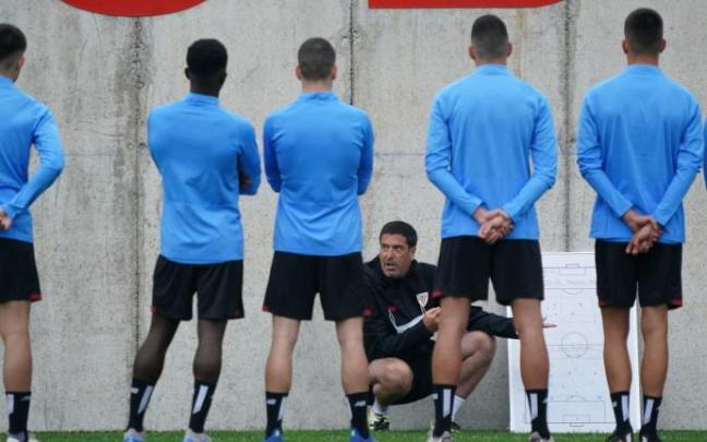 Imanol de la Sota da instrucciones a sus nuevos jugadores Imanol de la Sota da instrucciones a sus nuevos jugadores